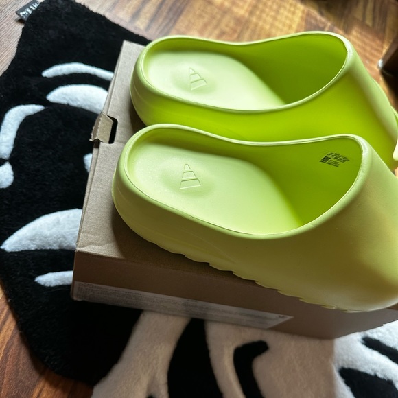 Adidas Yeezy Slide ‘Glow Green’ - Picture 3 of 4